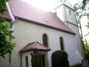 Langhaus (Gegründet um Jahr 1200-Jahr 1874 stark verändert und neues Steildach aufgesetzt-gleichzeig Auflösung des festen Kirchhofes) über Traufseite Nord mit Kirchturm