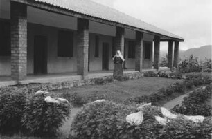 Eine Nonne : Nonne vor einem Haus in Kivungilo.