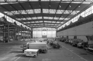 Dresden-Klotzsche, Flughafenstraße. Flughafen Dresden. Hangar 219. Innenansicht mit Fahrzeugen nach Süden