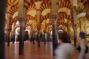 Cordoba - Innenraum der Mesquita Moschee-Kathedrale : Innenraum der Mezquita-Moschee aus dem 8. Jh. mit ca. 800 erhaltenen Säulen, aufgenommen in Cordoba im Mai 2007