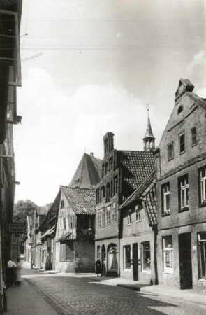 Lüneburg, Bei der St. Johanniskirche. Häuserzeile gegen St. Johanniskirche