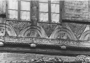 Hansestadt Lüneburg. Fassade eines norddeutschen Backsteinhauses, verziert mit geschnitzten Holzornamenten
