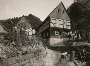 Schmilka (Bad Schandau-Schmilka). Umgebindehaus in der Nähe der Ilmenquelle