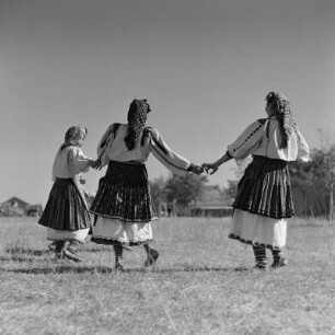 Tanzgruppe. Tänzerinnen einer Folkloregruppe in bulgarischer Tracht
