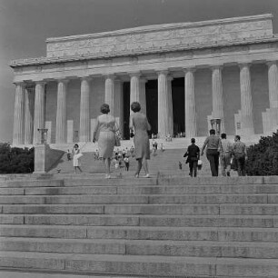 Washington D.C., Besucher am Lincoln Memorial
