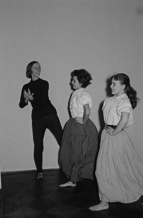 Studentinnen Christel Niemann und Helga Pankoke an der Leipziger Theaterhochschule beim Tanzen