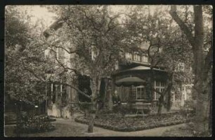 Gartenhaus Helene Breslauer, Potsdam: Ansicht des Gartenhauses mit Helene Breslauer