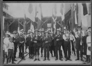 Frohburger Schulfest 1912, Knabengruppe mit Fahnen