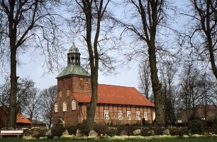 Kirche: Südwestseite mit Ehrenmal
