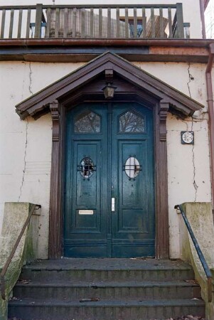 Im Gellhornpark: Villa: Eingangsfassade: Vorbau, Detailaufnahme: Eingangstür mit Verdachung, davor Treppe, oben Altan: 14. Februar 2002