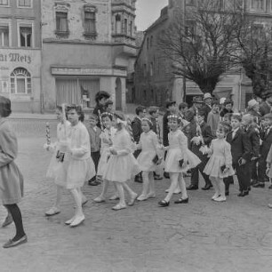 Kommunion : Kommunionszug mit Kindern