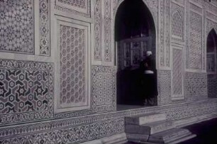 Reisefotos Indien. Agra. Itimad-ud-Daula-Mausoleum, Wand im Durchgängen im Inneren(?) mit Einlegearbeiten in verschiedenfarbigem Stein