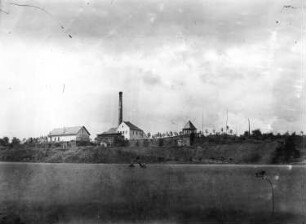 Freiberg-Zug, An der Zugspitze 42. Lederfabrik Zug. Werkteil Zugspitze. Gesamtansicht von der Feldseite