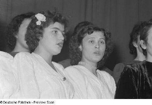 Sowjetisches Musikensemble einer Kulturveranstaltung der HO Industriewaren Leipzig-Stadt im Rahmen des Monats der Deutsch-Sowjetischen Freundschaft