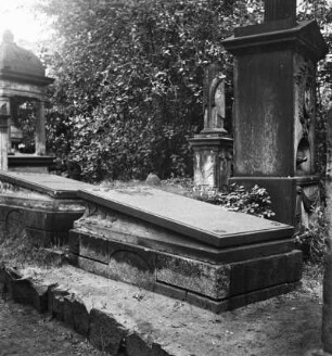 Grabmal : Dresden, Eliasfriedhof, Grabmal für Justine Renner, geb. Segedin (Gustl von Blasewitz)