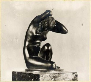 Kauernde : Kauernde. Bronze (1918; M. Molitor)