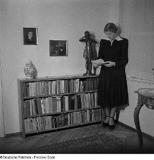 Porträt zweier Damen in Hildegard Jäckels Atelier