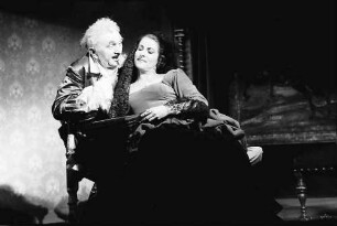 Freiburg: Kammertheater; Prosper Mérimée: Die Sakramentskutsche; Szene; Don Andrès de Ribeira, Vizekönig von Peru (Bernd Schorlemer) und Camilia Perichole, Schauspielerin (Berthe Trüb)