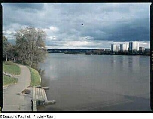 Elbe bei Hochwasser. Überschwemmtes Königufer (Neustadt) gegen Wohnhochhäuser (Johannstadt)