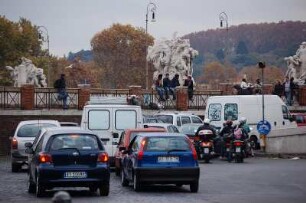 Rom 2006 - Verkehrsstau am Tiber : Stau im Zentrum vor einem Straßentunnel unter dem Tiber, aufgenommen in Rom 2006