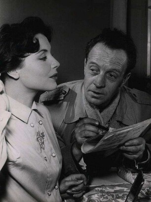 Sonja Ziemann in der Theater Garderobe mit ihrem Vater (ihr Betreuer)