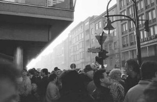 Die Mauer ist offen. Die Ost-Berliner an der Tauentzienstraße
