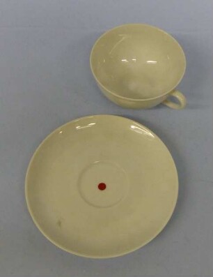 Niedere Kaffeetasse mit Untertasse aus dem Porzellanservice "Arzberg 1382"
