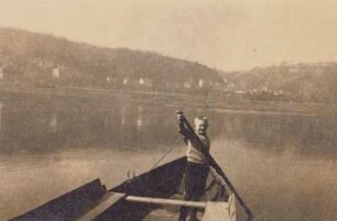 Meißen, Schifferjunge in einem Fährboot mit einer Stake