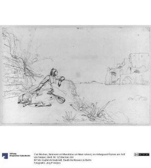 Italienerin mit Mandoline am Meer ruhend, im Hintergrund Ruinen am Golf von Neapel