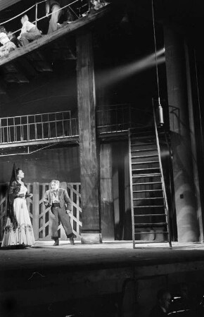 Szenenbilder aus der komischen Oper "Carmen" von Georges Bizet an der Komische Oper Berlin