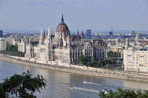 Budapest - Parlamentsgebäude : Blick vom Burgberg auf das Parlamentsgebäude. Aufgenommen in Budapest am 13. Juni 2011