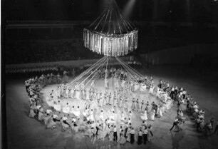 Deutschlandhalle: Tanz um den Maibaum; großes Kreuz mit Bändern