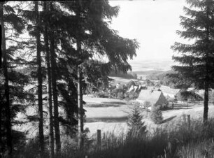 Erzgebirge? Blick von einem Waldrand auf einen Ortsteil