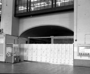 Bahnhof Dresden-Neustadt. Empfangsgebäude, Schalterhalle. Schließfächer für Handgepäck an der Nordwestseite : Dresden-Neustadt, Schlesischer Platz 1. Bahnhof Dresden-Neustadt. Empfangsgebäude, Schalterhalle. Schließfächer für Handgepäck an der Nordwestseite