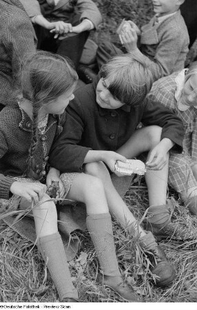 Kinder beim Picknick