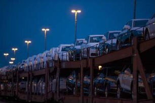 Güterzug der Bahn mit Neuwagen von Audi. Hamburger Hafen, 05.2017