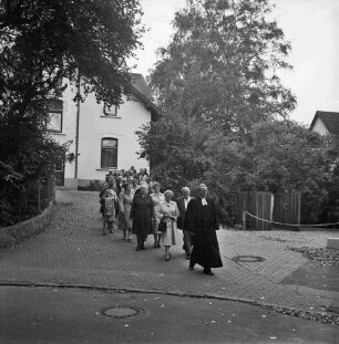 goldene Konfirmanden: Zug der goldenen Konfirmanden von Pastorat hinten links zur Kirche: vorweg Pastor Lothar Wolske