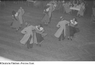 Tanzende Paare in Tracht