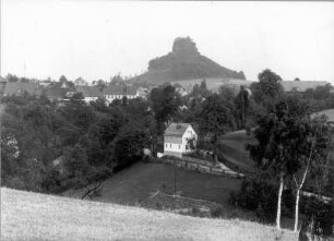 Schöna (Reinhardtsdorf-Schöna). Ortsteilansicht mit Zirkelstein. Blick nach Südost