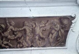 Weibliche Figur und musizierende und tanzende Kinder