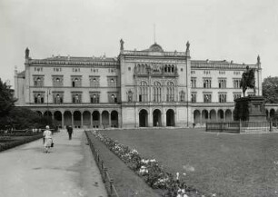 Königsberg, Universität : Königsberg (Kaliningrad/Russland). Universität, Paradeplatz. Haupteingangsfront mit Reiterstandbild Herzog Albrechts