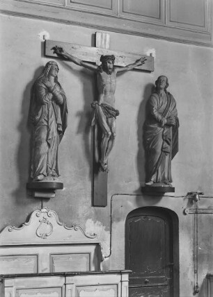 Unbekannter Ort. Kruzifix in einer Kirche