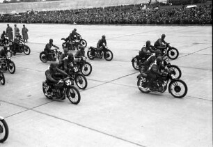 Avus-Rennen: Rennen; Start der kleinen Motorräder - 350 ccm (seitlich)