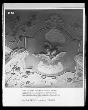 Stuckrelief mit Engelsköpfen