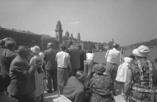 Passau: Gruppen auf dem Heck des Schiffes bei der Ausfahrt