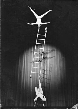 Scala: Hans Beetz; Kopfstand auf Balance Leiter