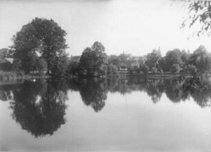 Dippoldiswalde. Rölligteich. Blick zum Stadtzentrum mit Turm der Marien- und Laurentiuskirche (Stadtkirche) nach Südwest