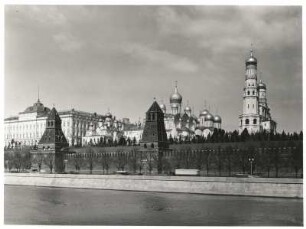 Moskau, Russland. Kreml. Kremlmauer und Kremlkathedralen. Blick über die Moskwa