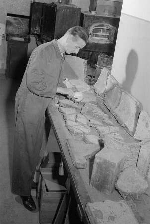 Staatliche Museen, ägyptische Abteilung Restaurator Rudolf Kuhn bei der Arbeit