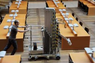 Sächsische Landesbibliothek - Staats- und Universitätsbibliothek Dresden, Zentralbibliothek. Techniker rollt eine Hubarbeitsbühne in den Zentralen Lesesaal (Einsatz für Reinigungs- und Wartungsarbeiten am Sonnensegel unter dem Glasdach) : Dresden-Räcknitz, Zellescher Weg 18. Sächsische Landesbibliothek - Staats- und Universitätsbibliothek Dresden, Zentralbibliothek. Techniker rollt eine Hubarbeitsbühne in den Zentralen Lesesaal (Einsatz für Reinigungs- und Wartungsarbeiten am Sonnensegel unter dem Glasdach)